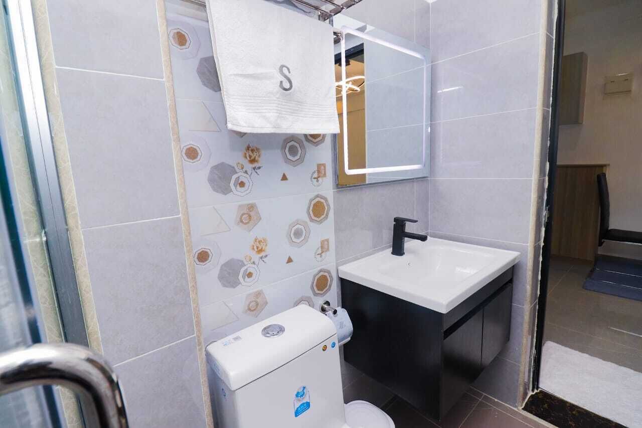 Et stilfuldt badeværelse med toilet, vask og spejl.