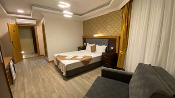 Habitación doble económica | Caja de seguridad en la habitación y tabla de planchar con plancha