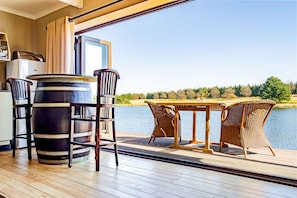 Minibar, decoración personalizada, wifi gratis y ropa de cama