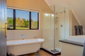 Classic Cottage, 2 Bedrooms, Lake View | Bathroom | Separate tub and shower, towels, soap, shampoo