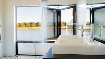 Smekmånadssvit - 1 dubbelsäng - sjöutsikt | Badrum | Badkar och dusch, handdukar, tvål och schampo