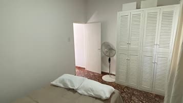 2 habitaciones, tabla de planchar con plancha, wifi y ropa de cama