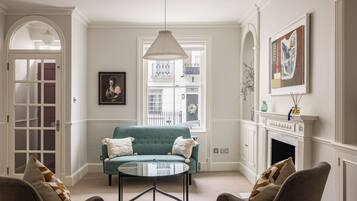 Grand Townhome, 4 Bedrooms, 2 Bathrooms, Garden Area | Living area | Heated floors