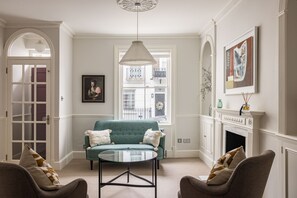 Grand Townhome, 4 Bedrooms, 2 Bathrooms, Garden Area | Living area | Heated floors - A Grand Four Bedroom Townhouse at Knightsbridge (London)