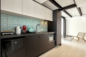 Fridge, oven, coffee/tea maker, electric kettle