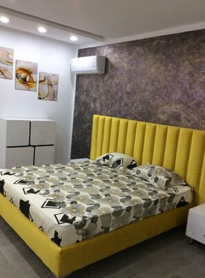 3 habitaciones, escritorio y tabla de planchar con plancha