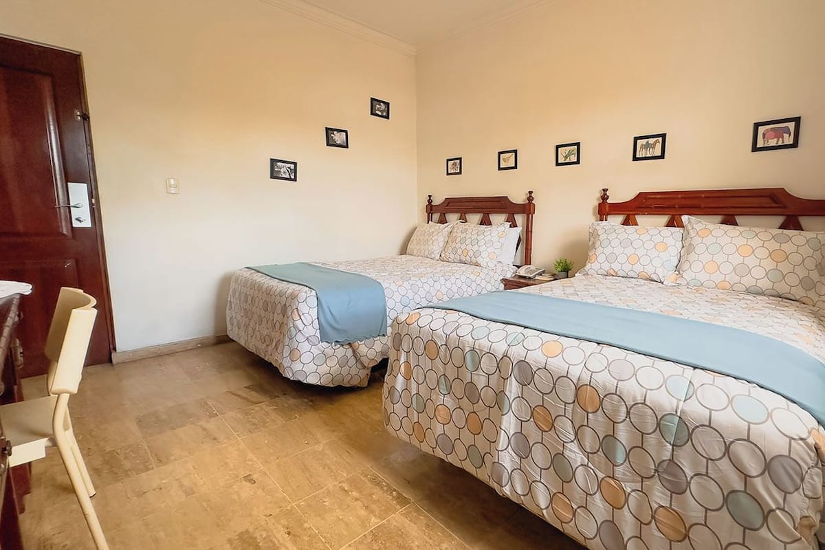 1 slaapkamer, verduisterende gordijnen, een strijkplank/strijkijzer