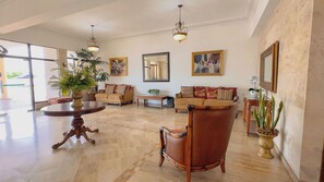 Coin salon dans le hall