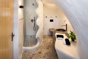 Haartrockner, Handtücher, Seife, Toilettenpapier