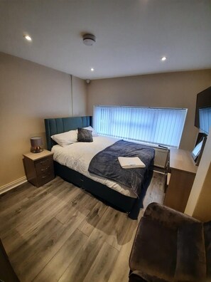 5 Schlafzimmer, Bügeleisen/Bügelbrett, kostenloses WLAN, Bettwäsche