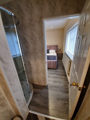 5 Schlafzimmer, Bügeleisen/Bügelbrett, kostenloses WLAN, Bettwäsche