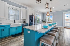 Kylskåp, mikrovågsugn, ugn och spishäll