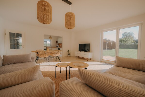 Smart TV - Gästehaus zum Schloßpark bei Schwerin (Klein Trebbow)