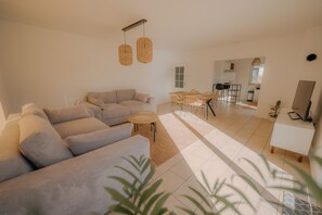 Smart TV - Gästehaus zum Schloßpark bei Schwerin (Klein Trebbow)