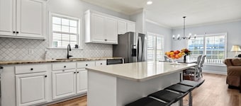 Luxurious private beach house w/pool, pet friendly + Free Attraction Tickets!