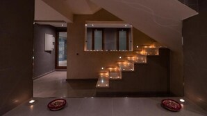 A modern staircase with ambient lighting, leading to a higher floor. - Villa Mimouana Riads 18 Chambres (Marrakech)