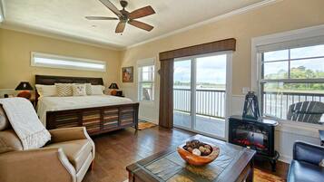 Studiosviitti | Ylelliset vuodevaatteet, tallelokero huoneessa, silitysrauta/-lauta