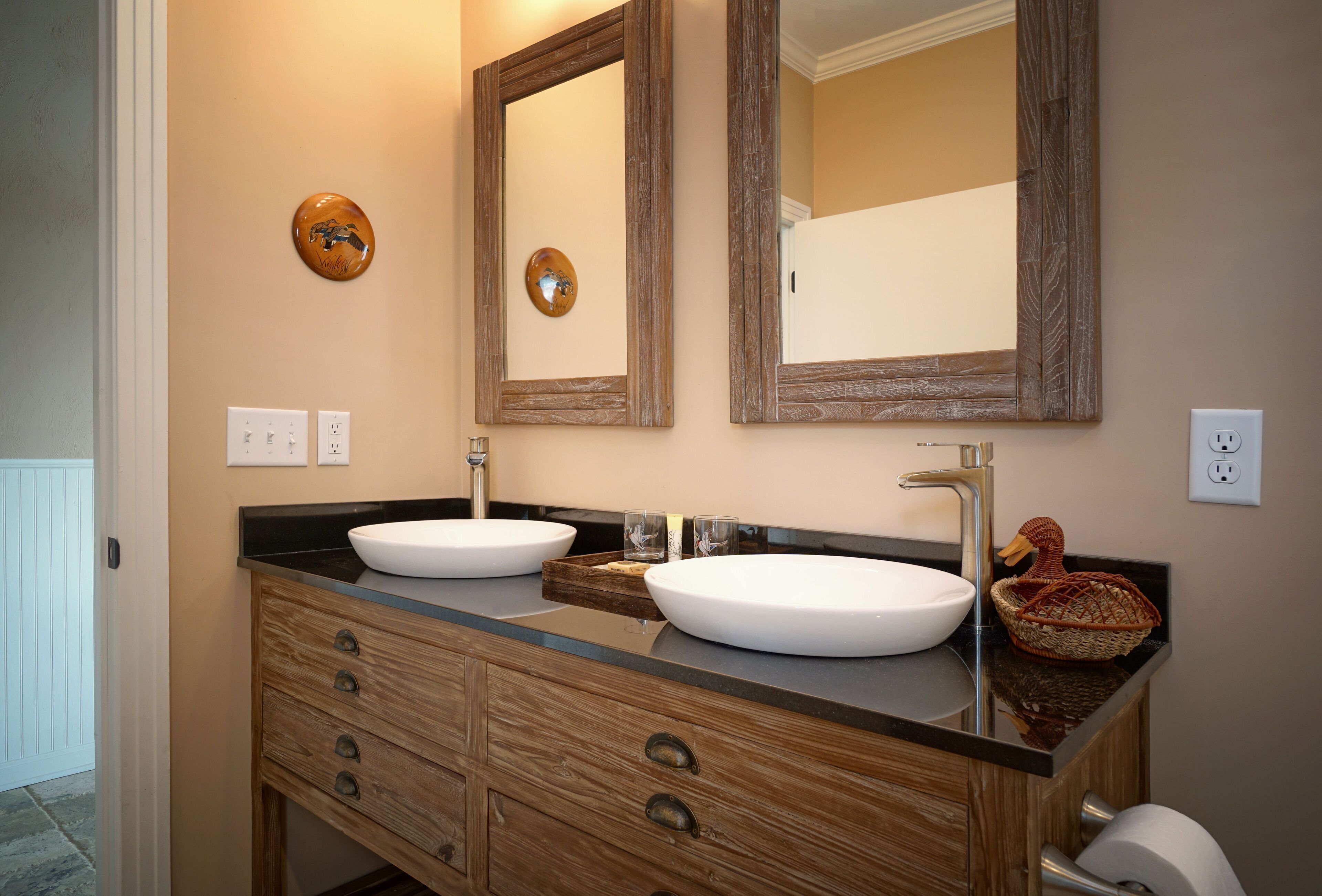 Studio Suite | Bathroom | Shower, free toiletries, hair dryer, towels