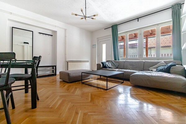 Living area - Right in the city centre! Spacious 3-beedrom apartment (Zagreb)