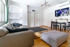 Living area - Right in the city centre! Spacious 3-beedrom apartment (Zagreb)