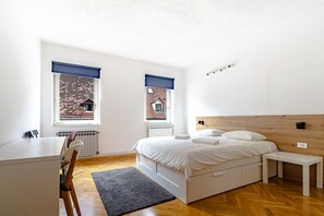 3 bedrooms, WiFi, bed sheets - Right in the city centre! Spacious 3-beedrom apartment (Zagreb)