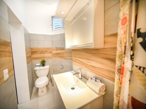 Een douche, handdoeken