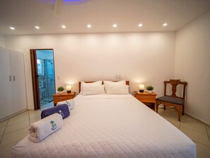 2 bedrooms, iron/ironing board, internet, bed sheets