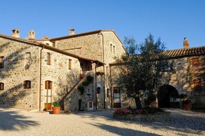 Exterior - Gentile Two-Bedroom House for 7 people - ground floor (Passignano sul Trasimeno)