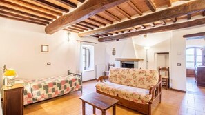 Fireplace - Rosciola One-Bedroom House for 2 + 2 people - ground floor (Passignano sul Trasimeno)