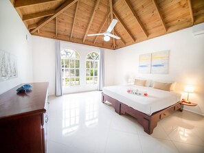 4 bedrooms, iron/ironing board, internet, bed sheets