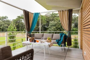 Outdoor dining - The Chic Lino delle Fate Eco Resort 2 Room Bungalow sleeps 5 p (Bibione)