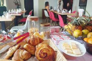 Daily continental breakfast (EUR 5 per person)