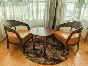 Deluxe Room, 1 Double Bed | Living area | 50-inch Smart TV with cable channels, computer monitors - Valiha Hotel (Antananarivo)