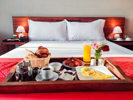 Daily continental breakfast (EUR 5 per person)