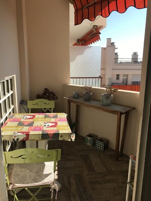Outdoor dining - Antibes - Très Belle Situation 2 à 4 Personnes - Tout Confort ! Parking et Wifi (Antibes)