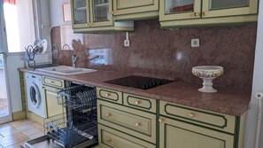 Fridge, microwave, oven, stovetop - Antibes - Très Belle Situation 2 à 4 Personnes - Tout Confort ! Parking et Wifi (Antibes)