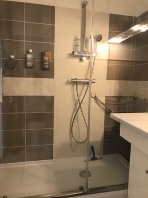 Dusche, Haartrockner, Handtücher, Seife
