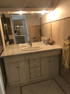 Shower, hair dryer, towels, soap - Antibes - Très Belle Situation 2 à 4 Personnes - Tout Confort ! Parking et Wifi (Antibes)