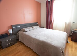 1 bedroom, desk, iron/ironing board, free WiFi - Artist's Owned Appartement With Garden and Solar Room Near Paris (Asnières-sur-Seine)