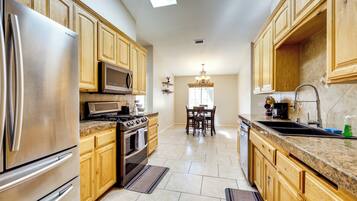 House (4 Bedrooms) | Interior