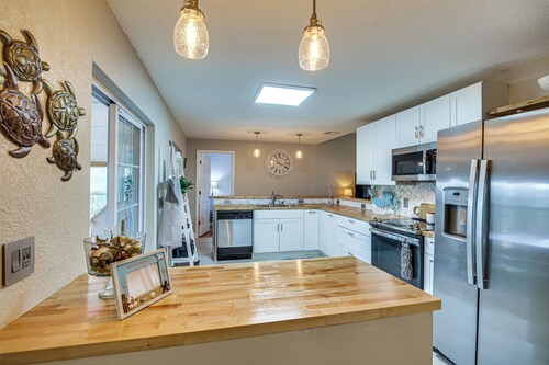 Lovely Merritt Island Home w/ Kayak + Fire Pit!