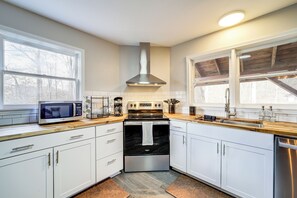 Interior - Hot Tub, Game Room & Fire Pit: Canton Log Cabin (Canton)