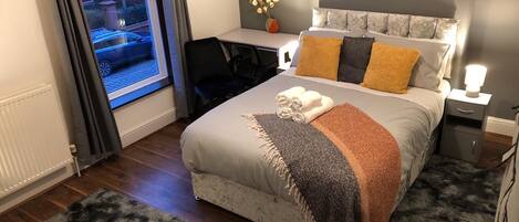 4 bedrooms, desk, iron/ironing board, travel crib