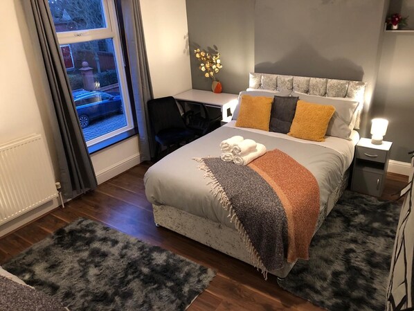 4 Schlafzimmer, Schreibtisch, Bügeleisen/Bügelbrett, Reisekinderbett