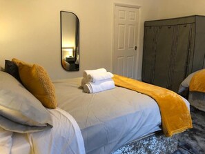 4 Schlafzimmer, Schreibtisch, Bügeleisen/Bügelbrett, Reisekinderbett