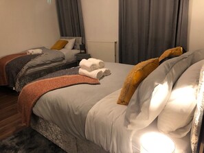4 Schlafzimmer, Schreibtisch, Bügeleisen/Bügelbrett, Reisekinderbett