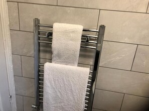 Umweltfreundliche Kosmetikartikel, Haartrockner, Handtücher, Seife