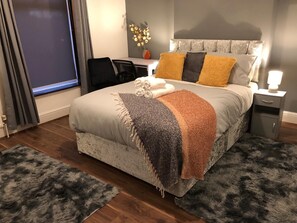 4 Schlafzimmer, Schreibtisch, Bügeleisen/Bügelbrett, Reisekinderbett