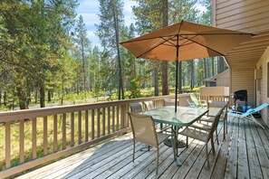 House, 3 Bedrooms | Outdoor dining - 5 Sandhill 3 Bedroom Home by RedAwning (Bend)