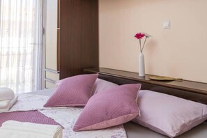3 bedrooms, desk, soundproofing, iron/ironing board